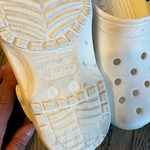 White Unisex CROCS women’s size 7. Men’s size 5 - Picture 6 of 9